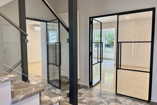 A Wintrange -Une élégante maison individuelle avec de beaux volumes, ouvrant sur le jardin et la terrasse au calme disponible à la location. - Image 7