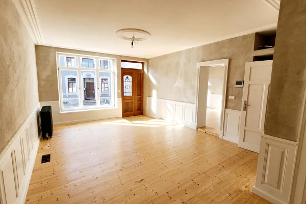 A Stadtbredimus, à 5min de Remich, élégant local commercial de 57m2 avec cour intérieure pavée et parking.