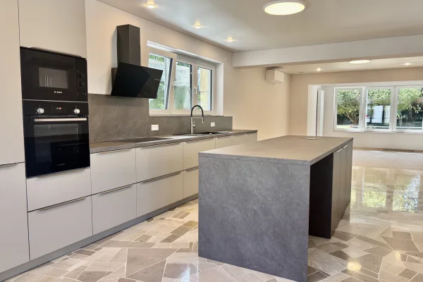 A Wintrange -Une élégante maison individuelle avec de beaux volumes, ouvrant sur le jardin et la terrasse au calme disponible à la location. - Image 4