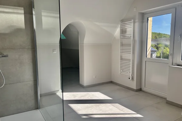 A Wintrange -Une élégante maison individuelle avec de beaux volumes, ouvrant sur le jardin et la terrasse au calme disponible à la location. - Image 9