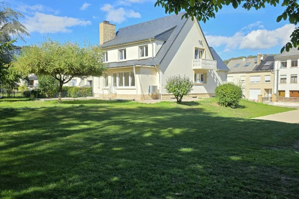 A Wintrange -Une élégante maison individuelle avec de beaux volumes, ouvrant sur le jardin et la terrasse au calme disponible à la location.