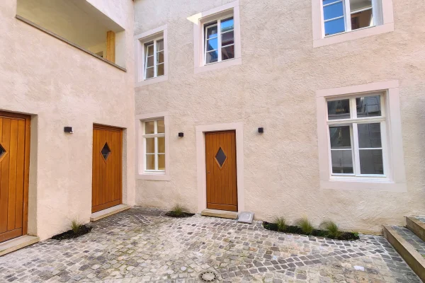 A Stadtbredimus, à 5min de Remich, élégant local commercial de 57m2 avec cour intérieure pavée et parking. - Image 6