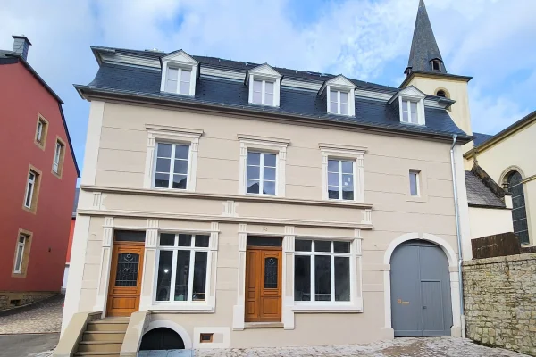 A Stadtbredimus, à 5min de Remich, élégant local commercial de 57m2 avec cour intérieure pavée et parking. - Image 3