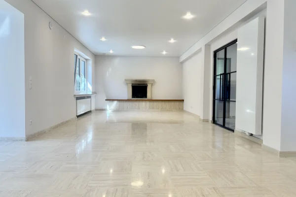 A Wintrange -Une élégante maison individuelle avec de beaux volumes, ouvrant sur le jardin et la terrasse au calme disponible à la location. - Image 5