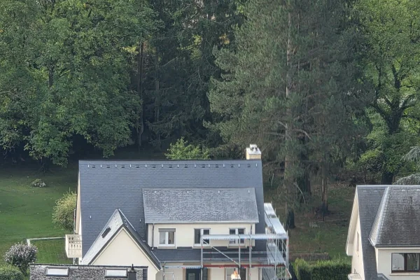 A Wintrange -Une élégante maison individuelle avec de beaux volumes, ouvrant sur le jardin et la terrasse au calme disponible à la location. - Image 3