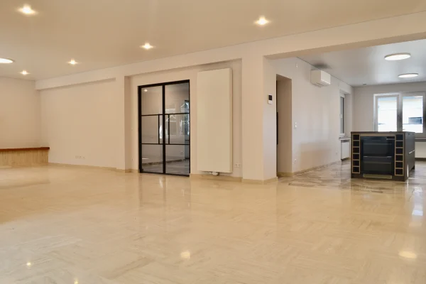 A Wintrange -Une élégante maison individuelle avec de beaux volumes, ouvrant sur le jardin et la terrasse au calme disponible à la location. - Image 8