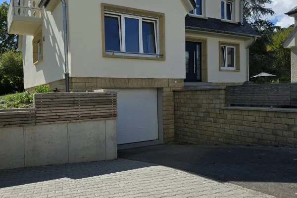 A Wintrange -Une élégante maison individuelle avec de beaux volumes, ouvrant sur le jardin et la terrasse au calme disponible à la location. - Image 2